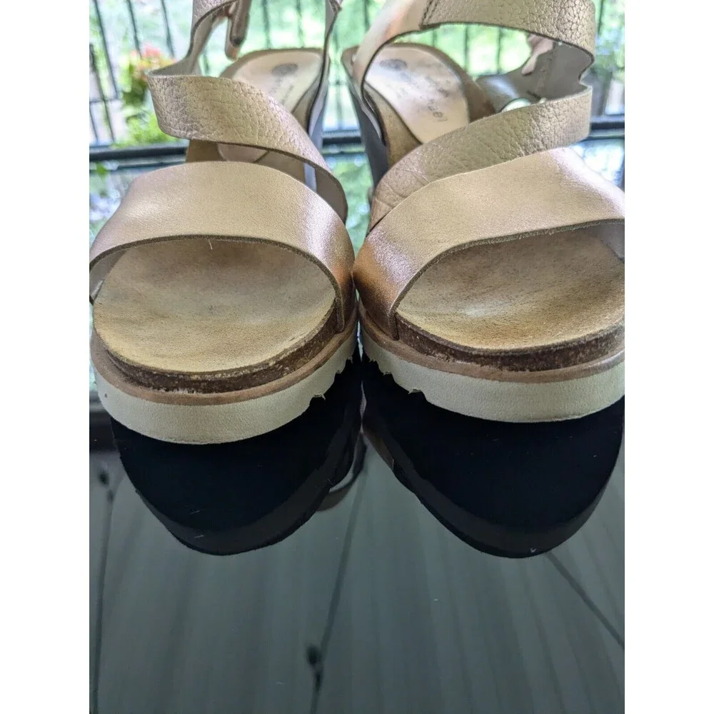 Eric Michael Sandal Womens Sz 8 Rose Gold Leather Wedge Heel AnkleStrap Metallic